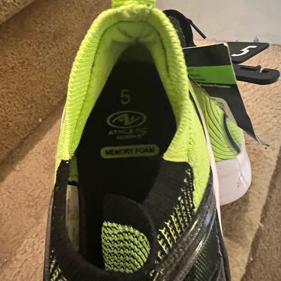 BOYS SHOES SIZE 5 and 6 - Picture 4 of 4